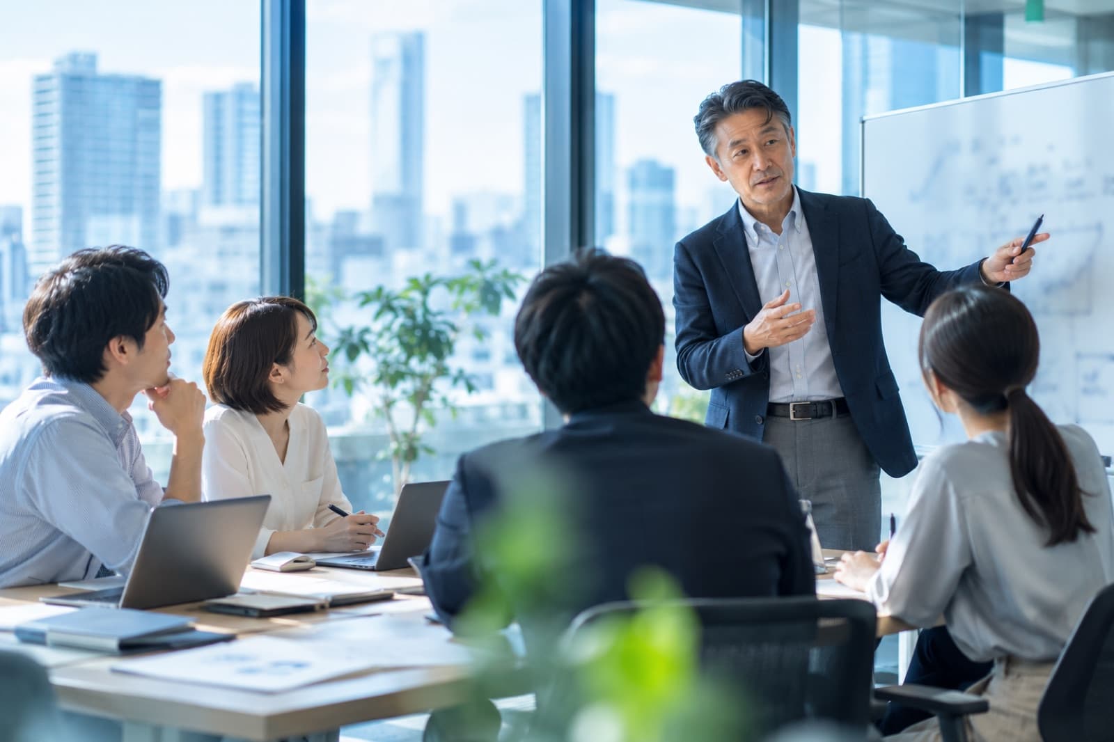 社長がチームに方針を説明している会議の様子